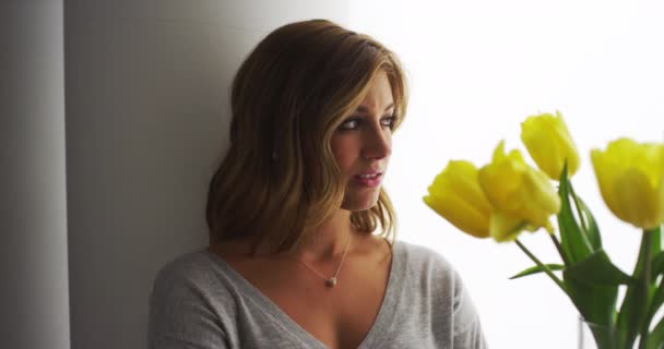 Femme Blonde Debout Près Une Fenêtre Avec Bouquet Tulipes — Video