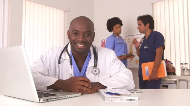 Médecin Afro Américain Souriant Avec Des Collègues Arrière Plan — Video