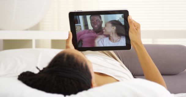 Mujer Negra Hablando Línea Con Familia Con Tableta — Vídeos de Stock