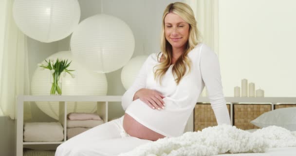 Zwangere Vrouw Ontspannen Bed — Stockvideo