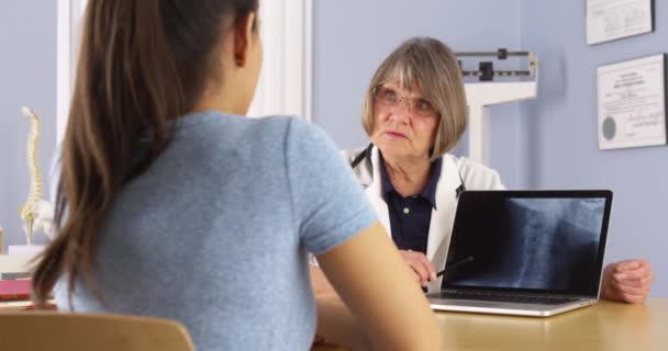 Médico Sênior Falando Sobre Xray Para Paciente Mulher Hispânica — Vídeo de Stock