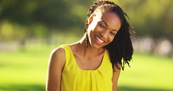 Mujer Negra Feliz Sonriendo Parque — Vídeo de stock