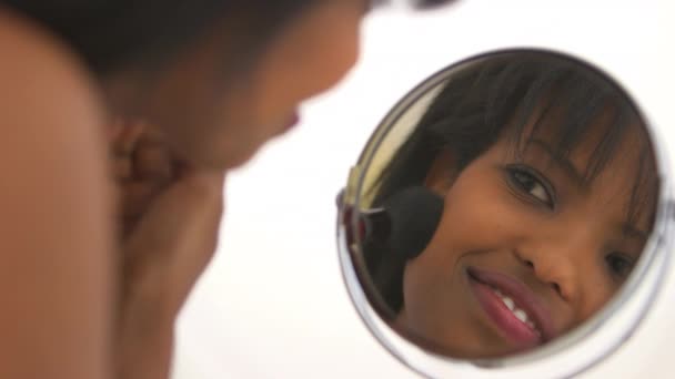 Afroamerykańska Dziewczyna Stosując Makijaż Lustrze — Wideo stockowe