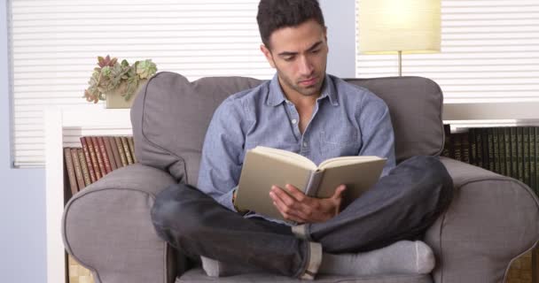 Puerto Rican Man Reading Book Home — Stock Video
