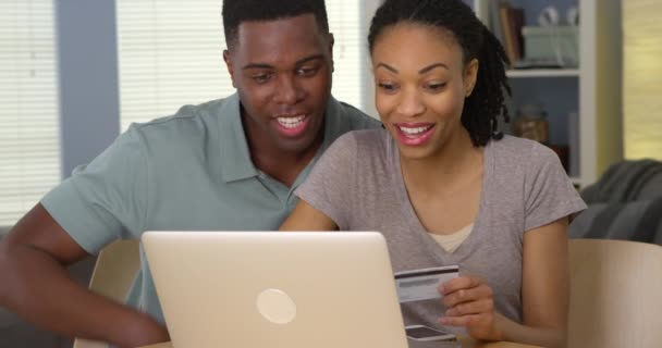 Sorrindo Jovem Casal Negro Usando Cartão Crédito Para Fazer Compras — Vídeo de Stock