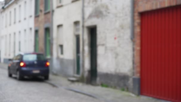 Nem Fókuszált Háttér Lemez Macskaköves Utcában Európában Parkoló Autó Villogó — Stock videók