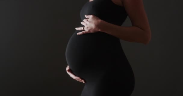 Kobieta Ciąży Trzyma Brzuch Podczas Tańca — Wideo stockowe