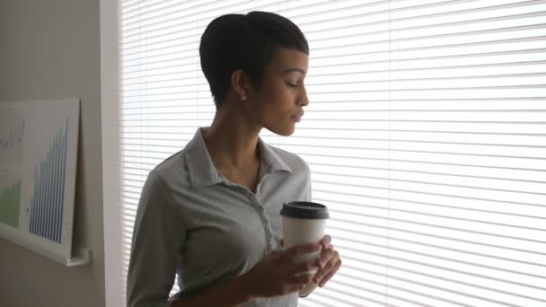 Mulher Negócios Preto Bebendo Café Olhando Para Janela Escritório — Vídeo de Stock