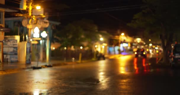背景雨の嵐の間 夜に交通を通過する焦点の街の通りの外のプレート 合成のためのぼやけたビデオ背景 — ストック動画