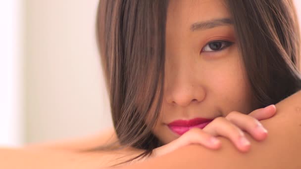 Kinesisk Kvinna Tittar Kameran Med Armarna Vikta — Stockvideo