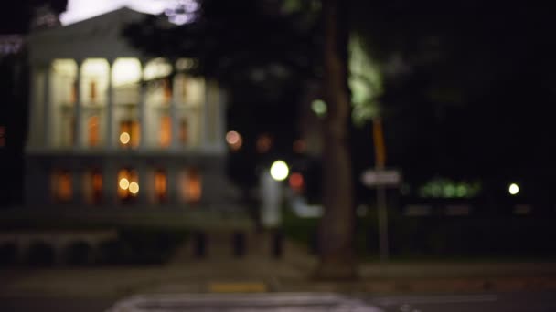 Okoncentrerad Gatuvy Över State Capitol Byggnaden Sacramento Natten Suddig Video — Stockvideo