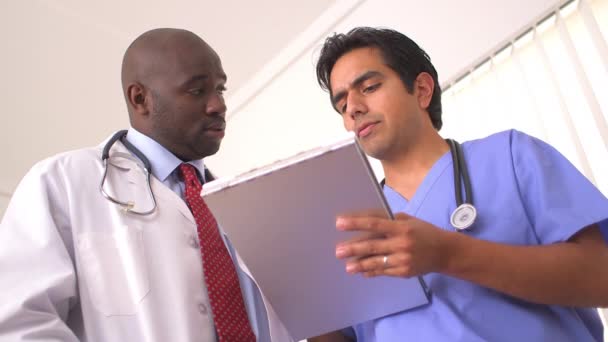 Dwóch Lekarzy Przegląda Karty Medyczne — Wideo stockowe