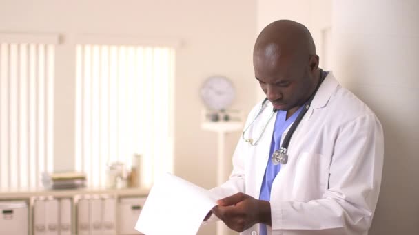 Afroamerikanischer Arzt Blickt Vom Bildschirm Auf Und Lächelt — Stockvideo