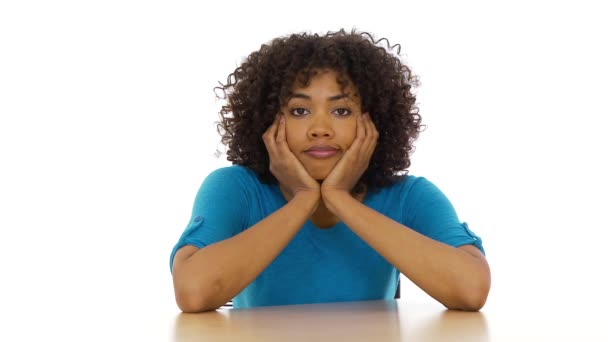 Mujer Sentada Mesa Aburrida — Vídeos de Stock