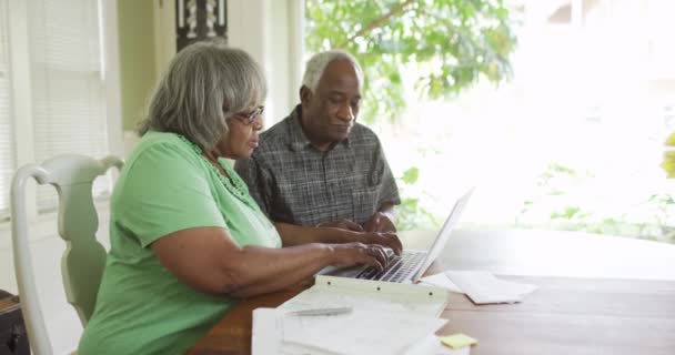 Senior Afrikai Pár Fizetési Számlák Laptop — Stock videók