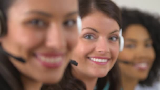 Gestellfokus Zwischen Drei Lächelnden Kundendienstmitarbeitern — Stockvideo