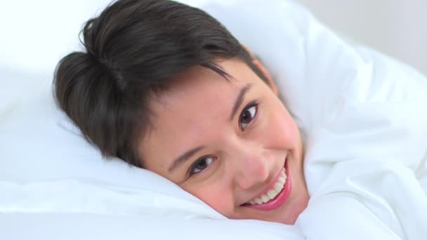 Gemengd Ras Aziatische Vrouw Glimlachen Onder Lakens Bed — Stockvideo