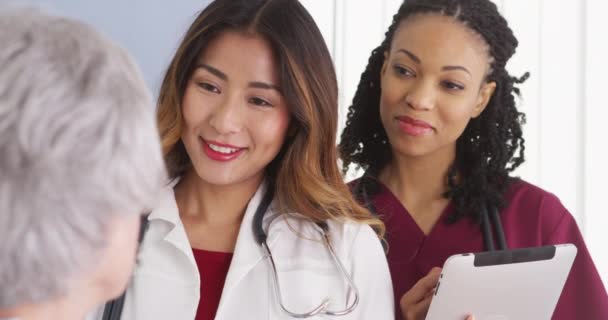 Mulher Japonesa Médico Enfermeiro Conversando Com Paciente Idoso Cama — Vídeo de Stock