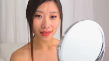 Kırmızı rujlu Çinli kadın.