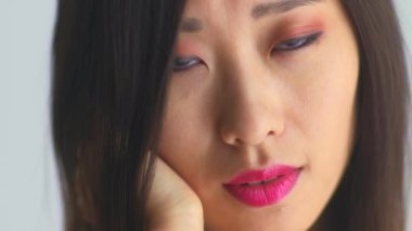 Kameraya bakan Çinli kadının yakın çekimi.