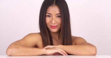 Japon kadın kameraya bakıyor.