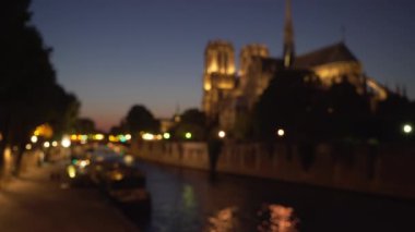 Notre Dame Katedrali yakınlarındaki Seine Nehri 'nde sessiz bir gece sahnesi. Nehrin yanındaki tarihi Fransız kilisesi manzarası dışında.