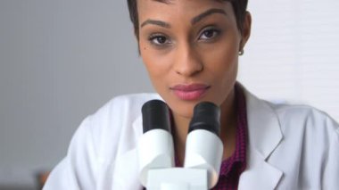 Doktor kameraya bakıyor.