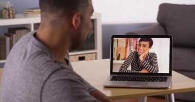 Afrikalı çift internet bağlantısı her konuşmayı