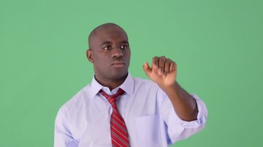 Afrikalı Amerikalı İşadamı fütürist dokunmatik ekran görüntüsü kullanıyor