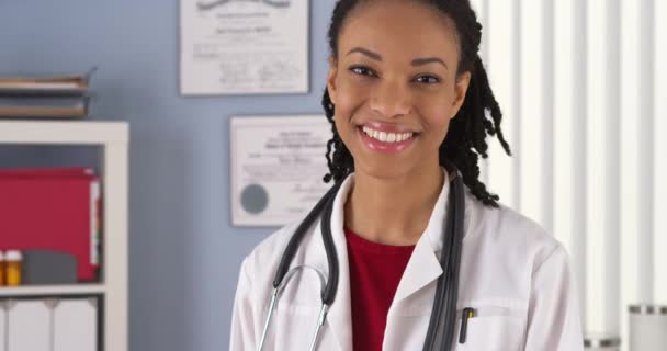 Nahaufnahme Porträt Einer Schwarzen Ärztin Die Einer Klinik Lächelt — Stockvideo
