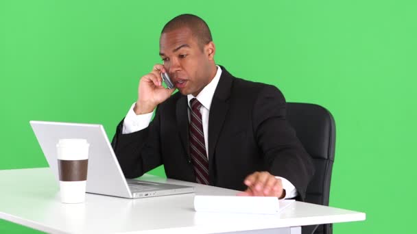Mężczyzna Wykonawczy Biurko Laptop Rozmowy Telefon Komórkowy — Wideo stockowe