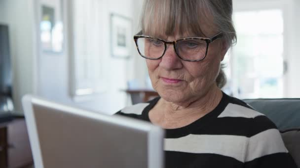 Großaufnahme Einer Älteren Kaukasischen Frau Die Hause Einen Tablet Computer — Stockvideo