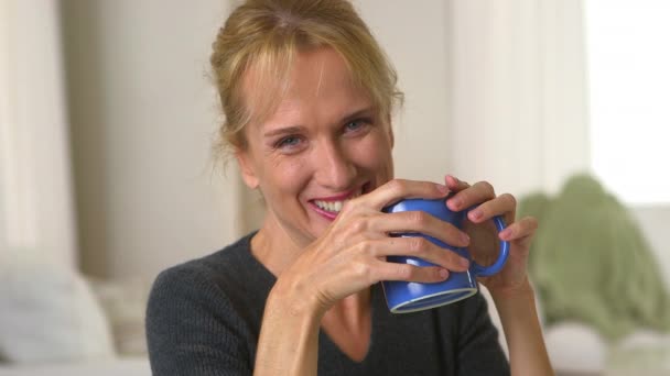 Glad Mogen Kvinna Dricker Kaffe — Stockvideo