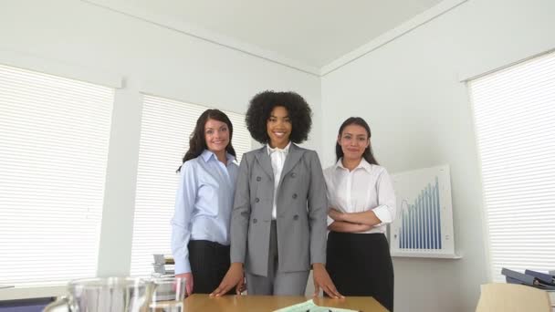 Tres Mujeres Negocios Pie Oficina Sonriendo — Vídeos de Stock