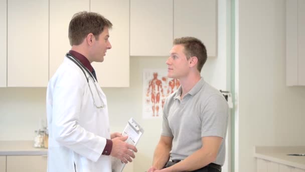 Médico Consultando Paciente Clínica — Vídeos de Stock