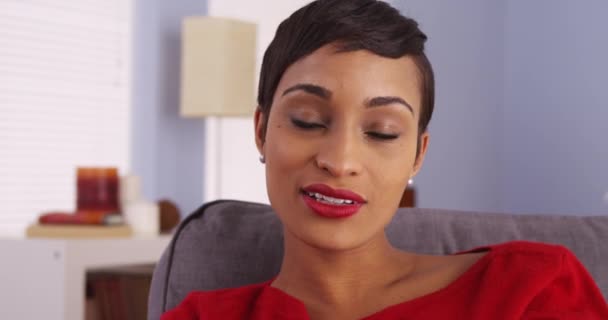 Güzel Siyah Kadın Kamerayla Konuşuyor — Stok video