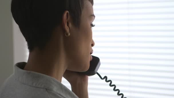 Närbild Svarta Affärskvinna Pratar Telefon — Stockvideo