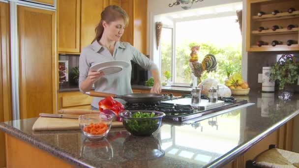 Kvinna Som Förbereder Måltid Köket — Stockvideo