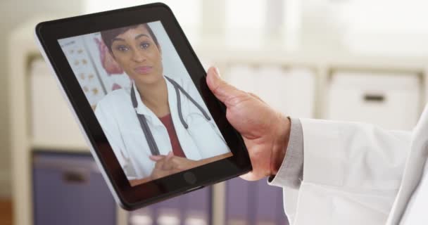 Médicos Mayores Conectados Hablando Tableta — Vídeo de stock