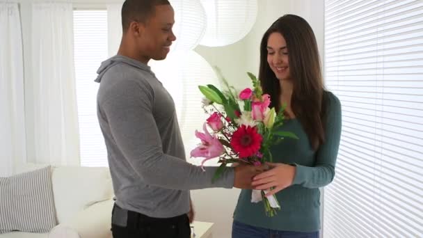 Schwarzer Mann Schenkt Freundin Blumen Und Hebt Sie Hoch — Stockvideo