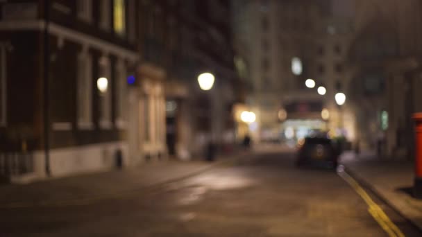 夕方には暗いロンドン通りの水平方向のパン 夜にはほとんど空の都市の通りの撮影を控えめに — ストック動画