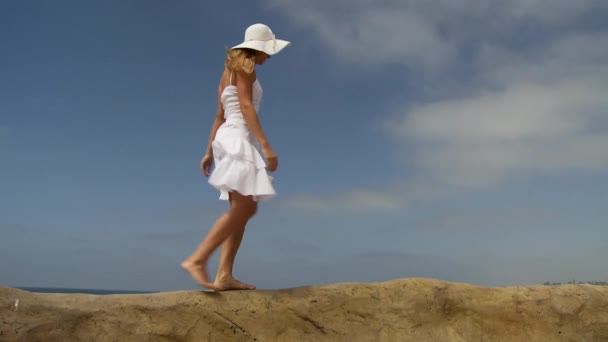 Νεαρή Γυναίκα Λευκό Φόρεμα Απολαμβάνοντας Την Καλοκαιρινή Παραλία — Αρχείο Βίντεο