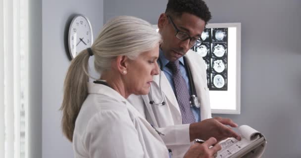 Doctora Sénior Tomando Notas Pacientes Con Tomografía Computarizada Mientras Consultaba — Vídeo de stock