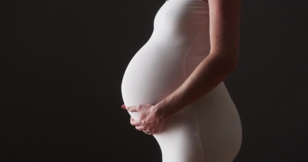 Schöne Schwangere Frau Reibt Ihren Bauch — Stockvideo