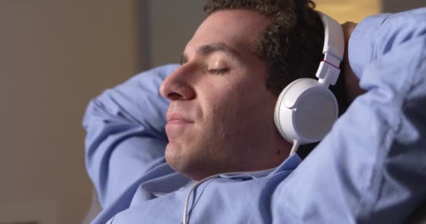 Zmęczony Biznesmen Słuchający Muzyki Słuchawkami — Wideo stockowe