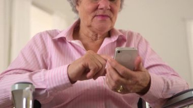 akıllı telefon kullanan kadın kıdemli