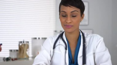 Ofisteki masada oturan doktor.