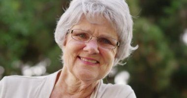 gülümseyen ve kameraya bakarak kadın kıdemli