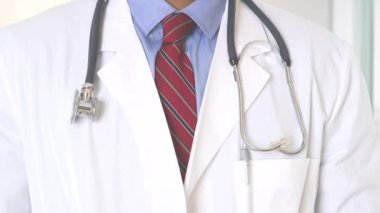 Steteskoplu erkek doktoru kapatın.