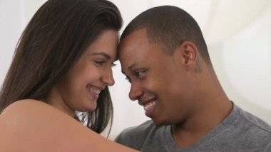 Afrikalı ve beyaz çift birlikte gülüyor.